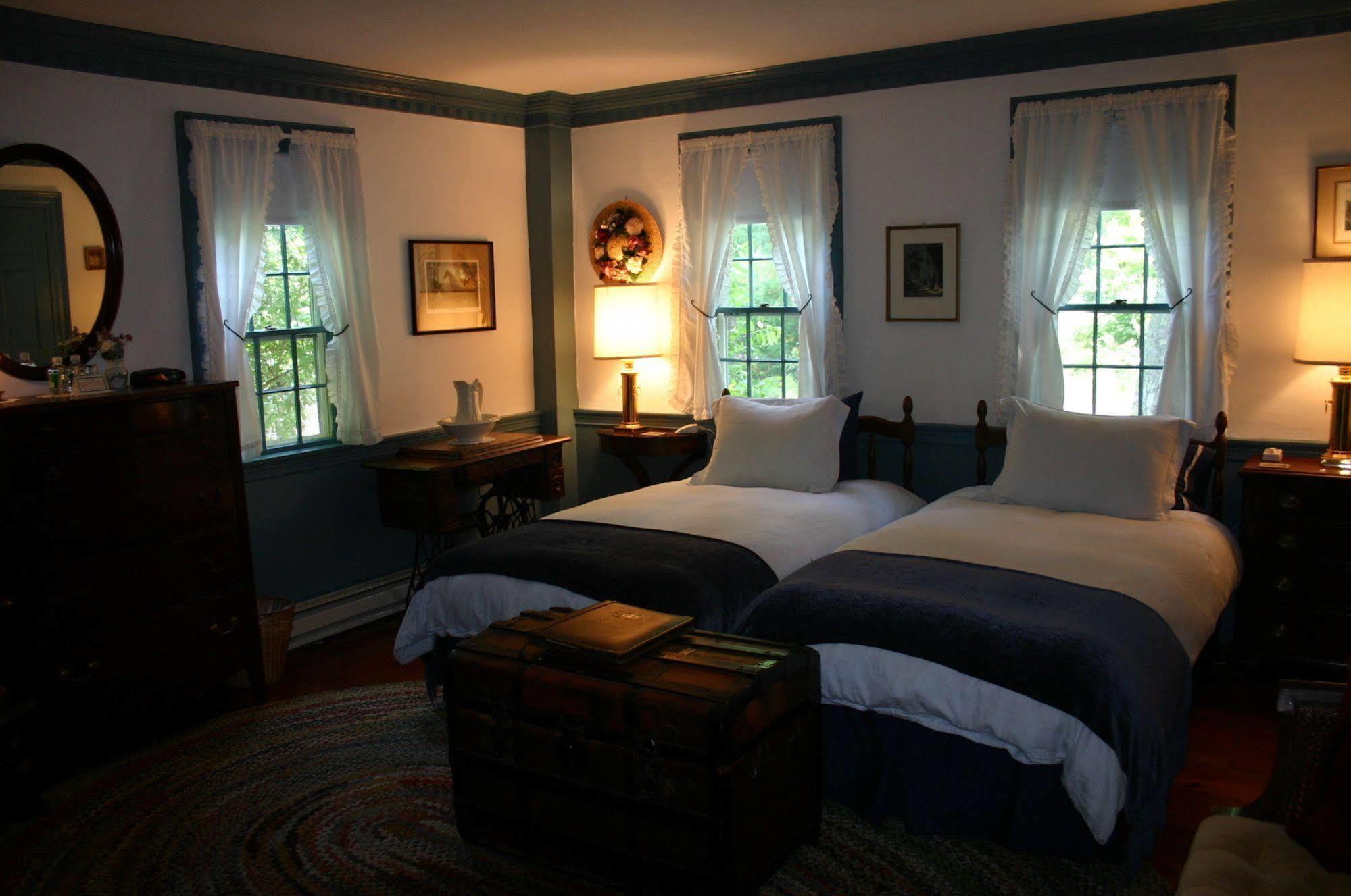 Squire Tarbox Inn Westport Exterior photo